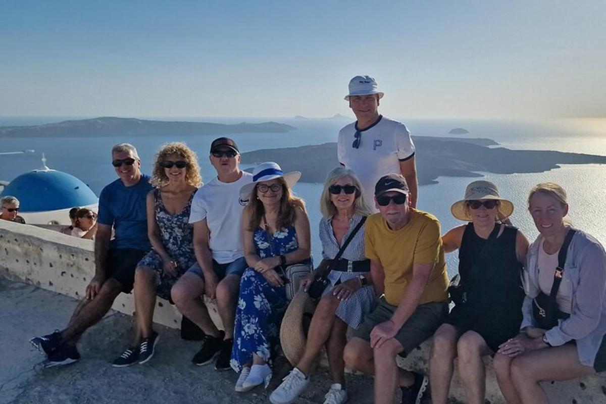 skupina lidí pózujících pro fotografii na římse