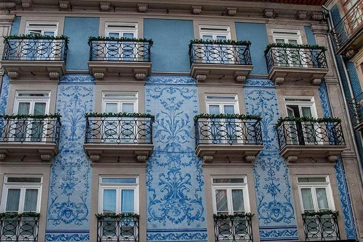 modrobílá budova s balkony