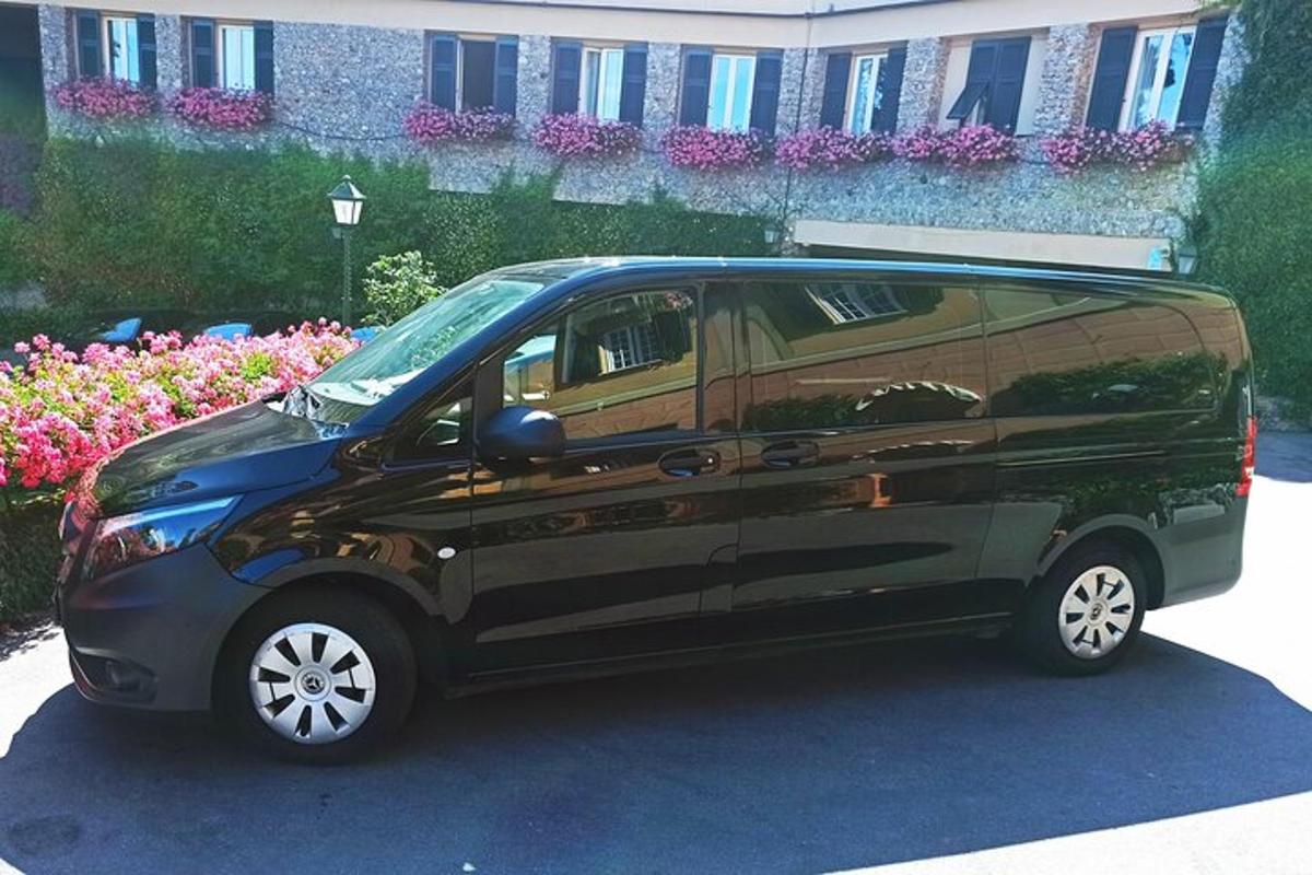 černá dodávka zaparkovaná na parkovišti s květinami