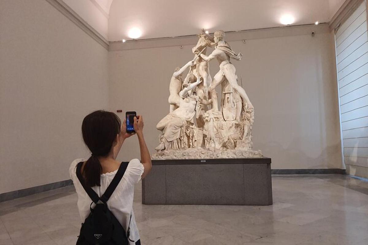seorang wanita mengambil gambar patung di muzium
