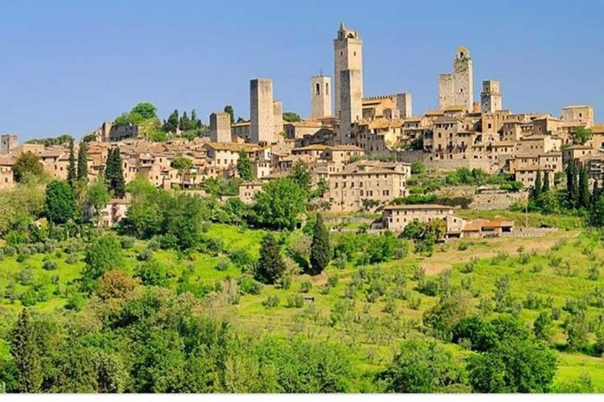 una ciudad en la cima de una colina con edificios