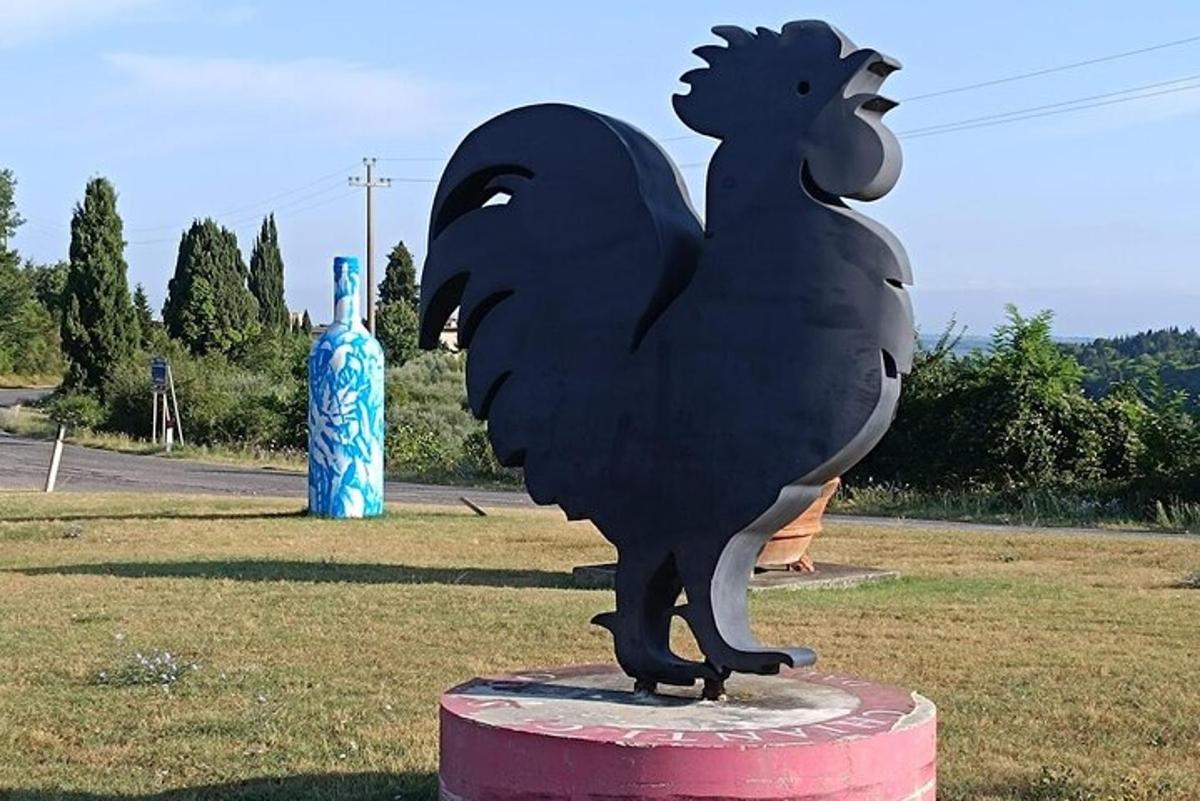 socha kuřete stojící na vrcholu pole