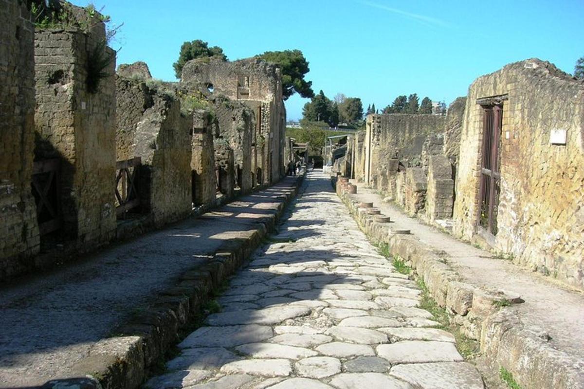 una strada vuota tra le rovine di un edificio