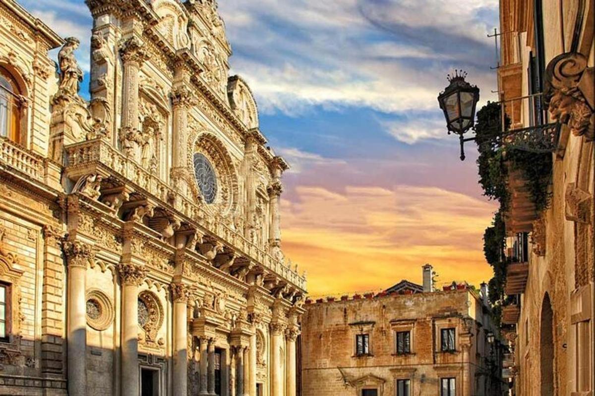 un grande edificio con un tramonto sullo sfondo