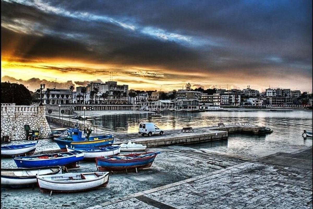 un gruppo di barche parcheggiate sulla riva di un porto
