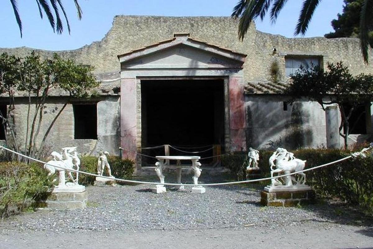 Un edificio con estatuas de perros en frente.