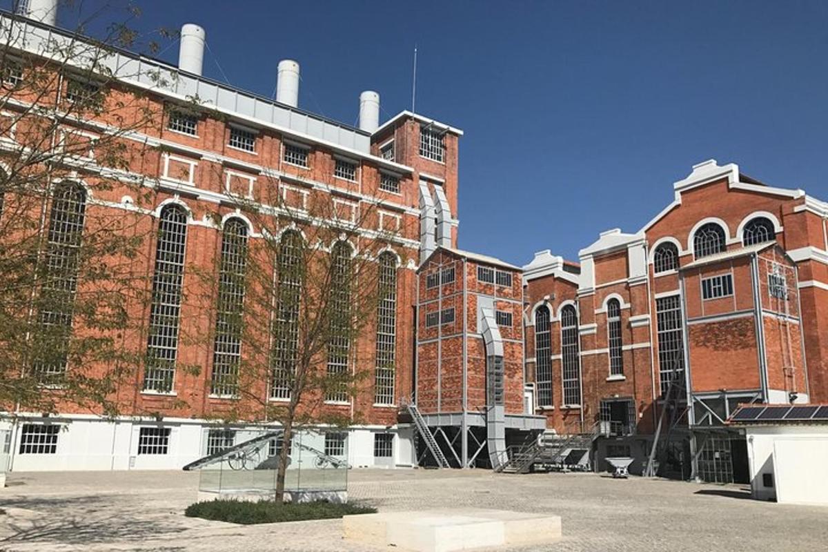 un grande edificio in mattoni con un albero di fronte