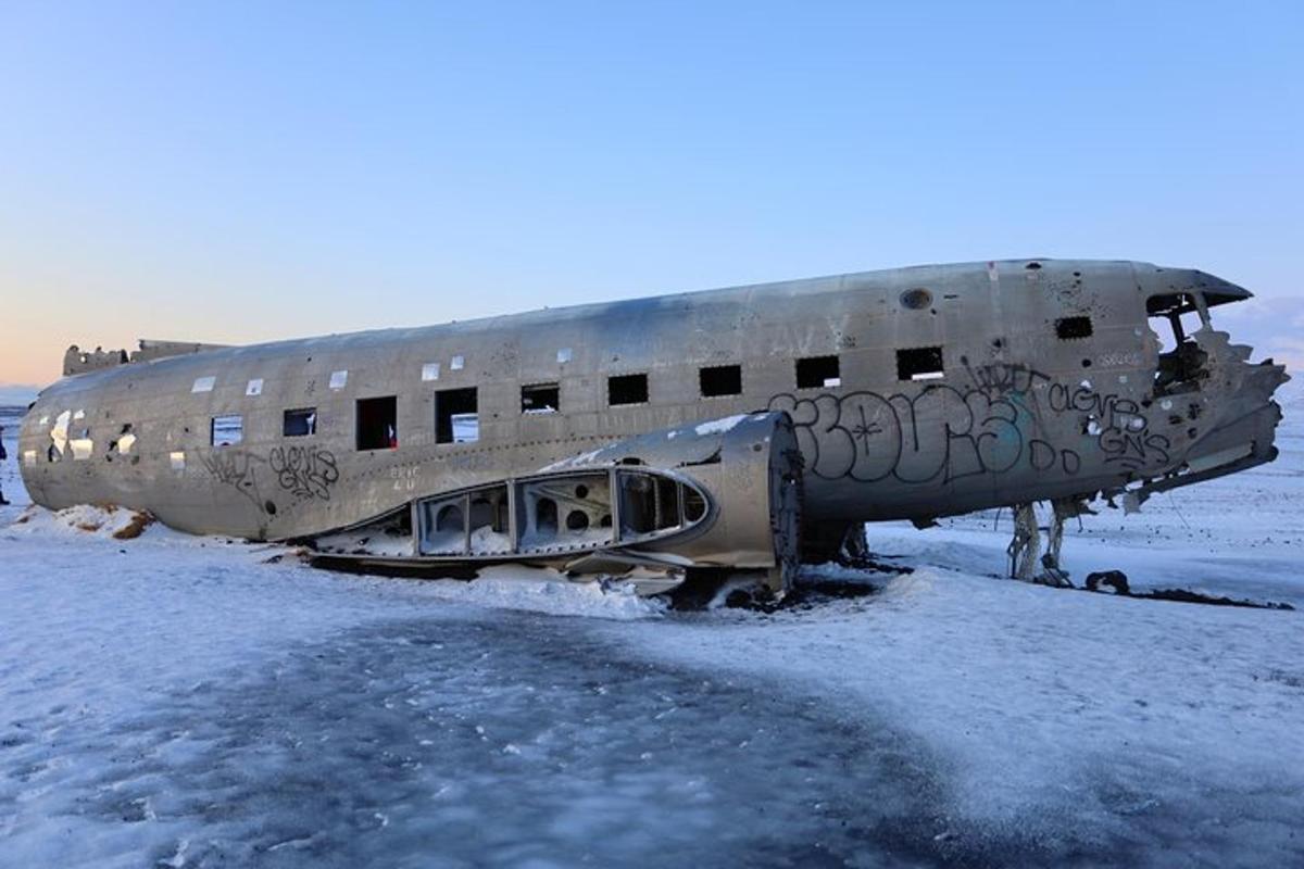 un avión que está parado en la nieve