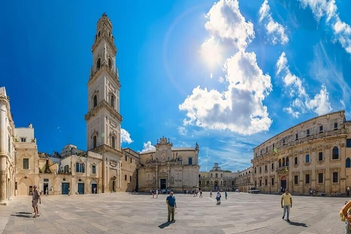 un gruppo di persone che camminano intorno a un grande edificio