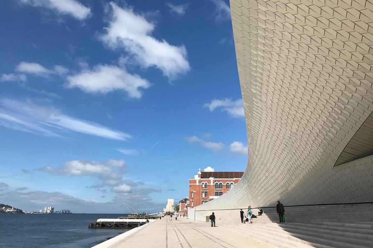 una vista di un edificio vicino all'acqua