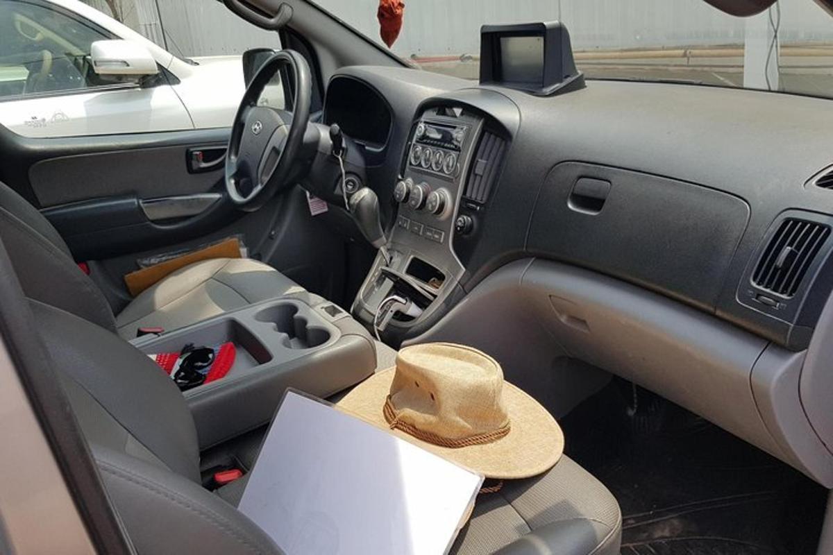 cepure, kas atrodas automašīnas aizmugurējā sēdeklī
