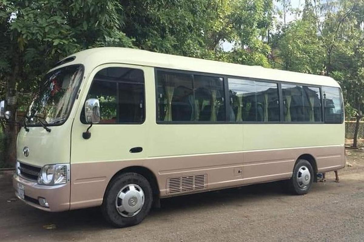 biały autobus zaparkowany na parkingu