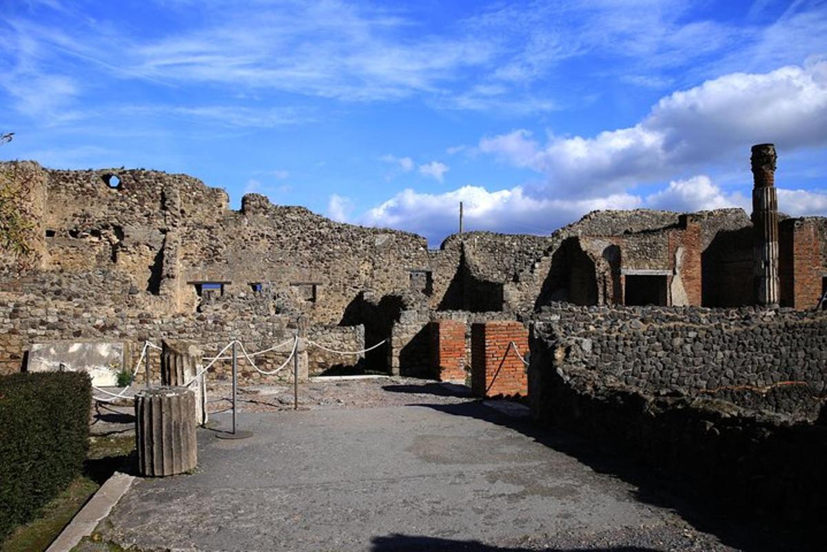 un antic edifici de pedra amb un camí al davant
