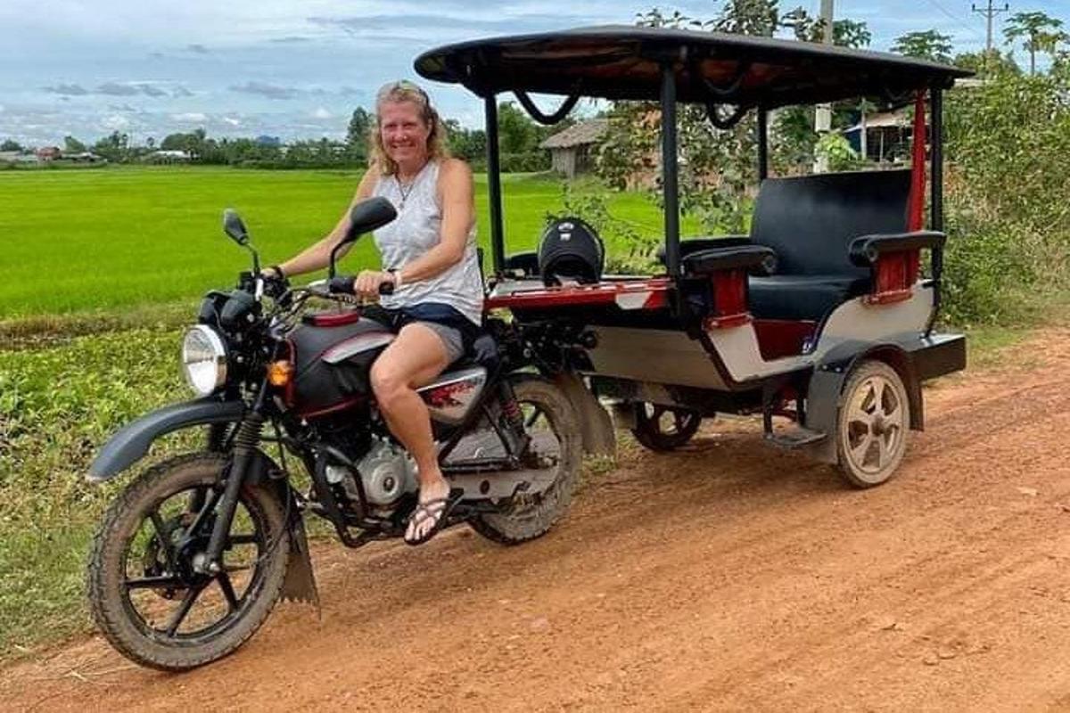 egy nő motorozik egy golfkocsival
