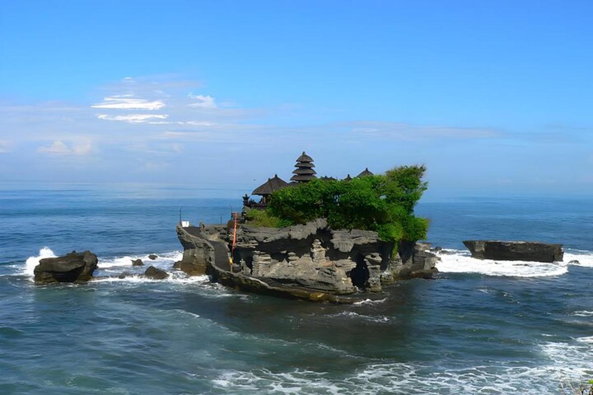 un'isola nell'oceano con un tempio su di essa
