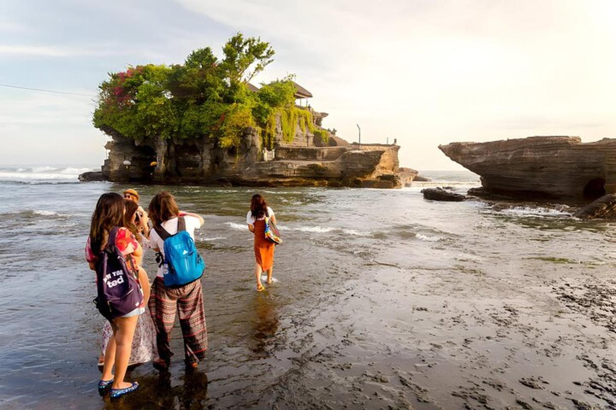 un gruppo di ragazze che camminano sulla spiaggia
