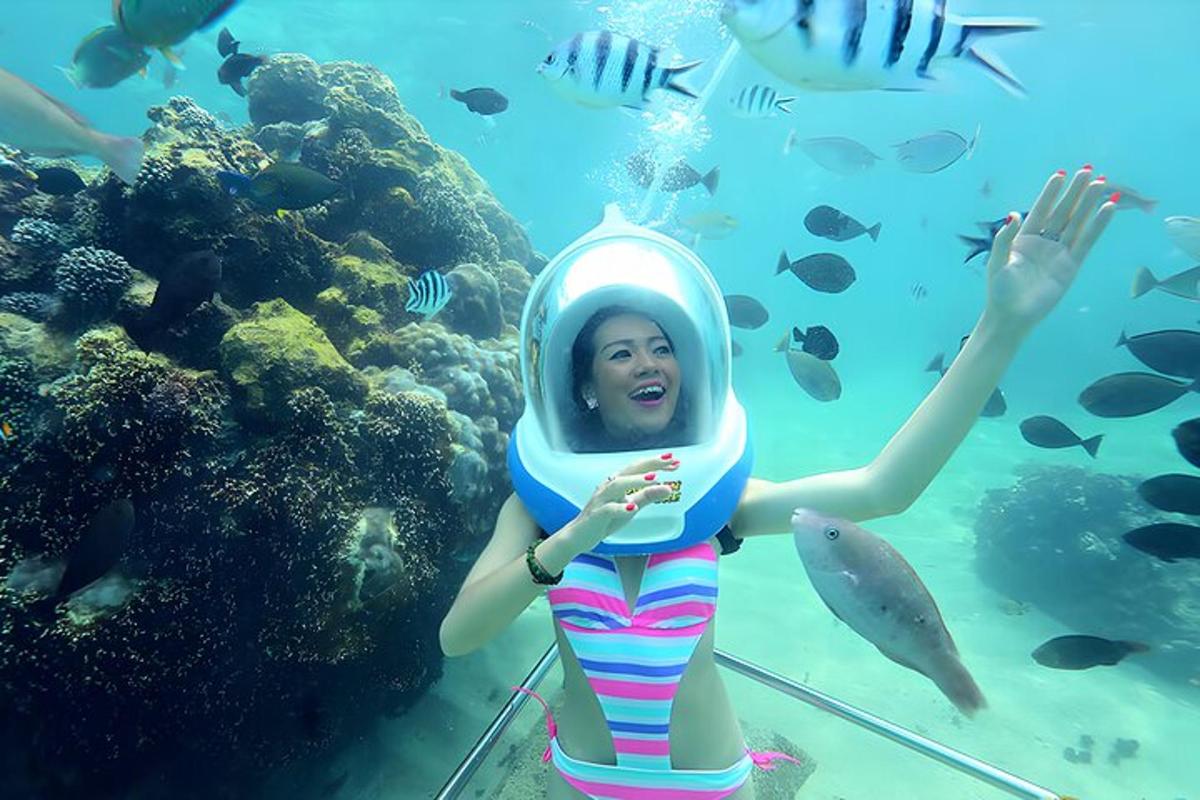 una ragazza sta nuotando nell'acqua