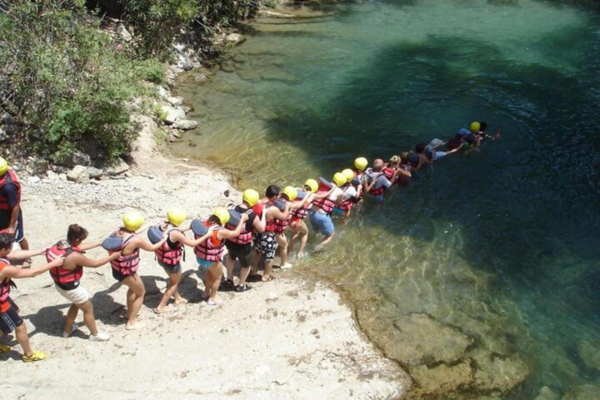 eine Gruppe von Menschen steht im Wasser