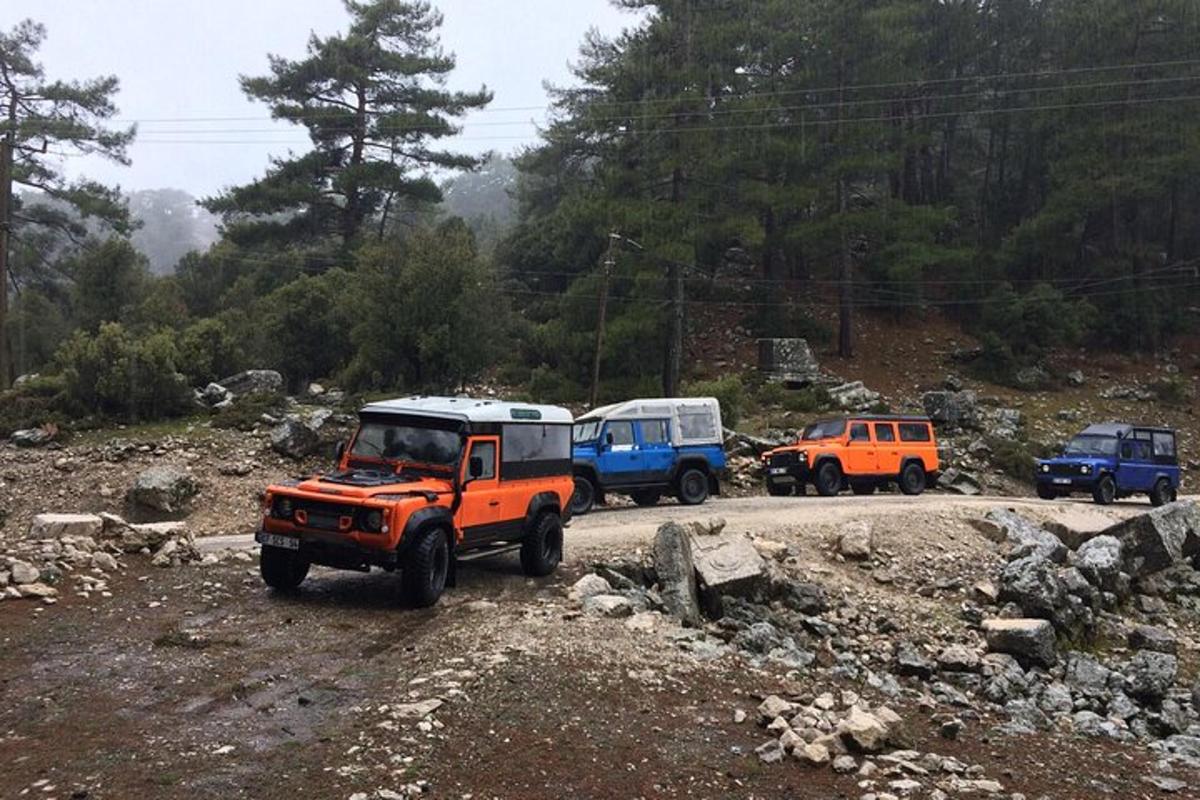 un grup de camions aparcats en un camí de terra