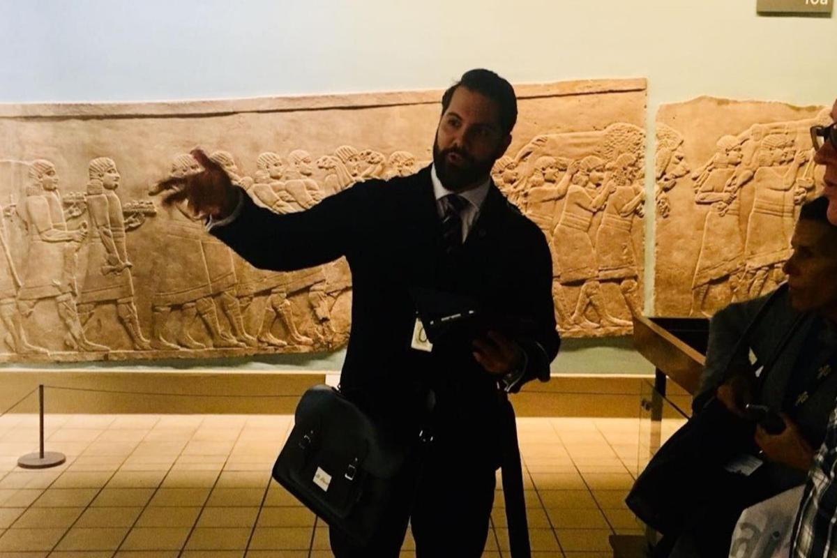 ülikonnas mees sarkofaagi ees seismas