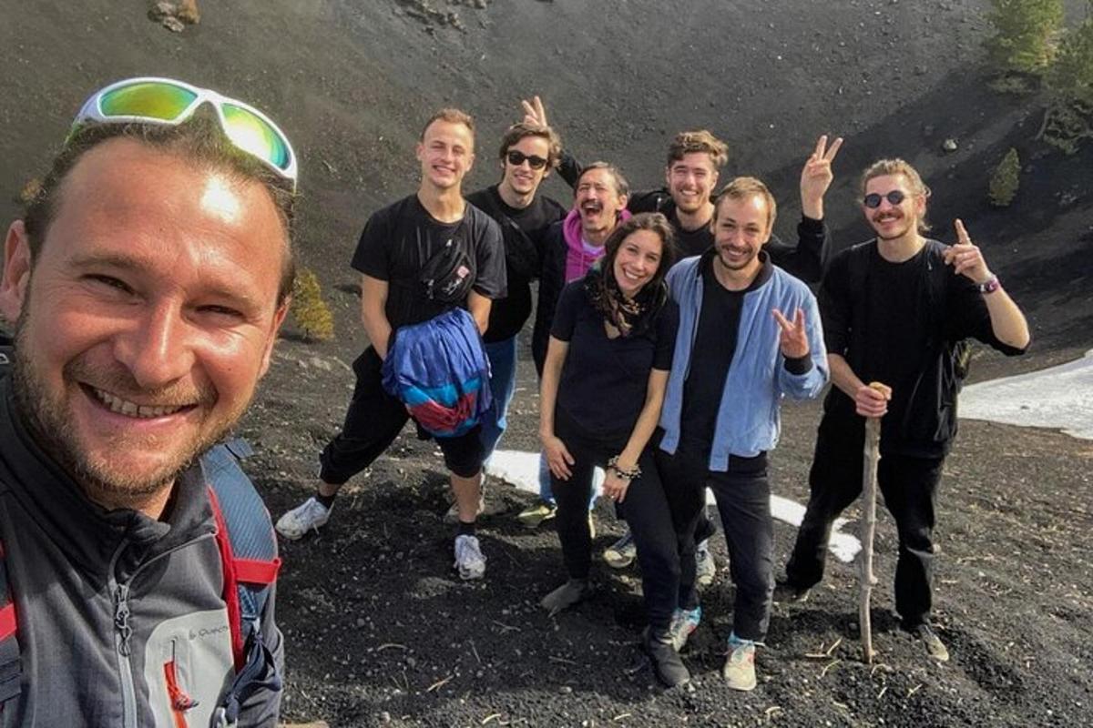 un grup de persones posant per a una foto