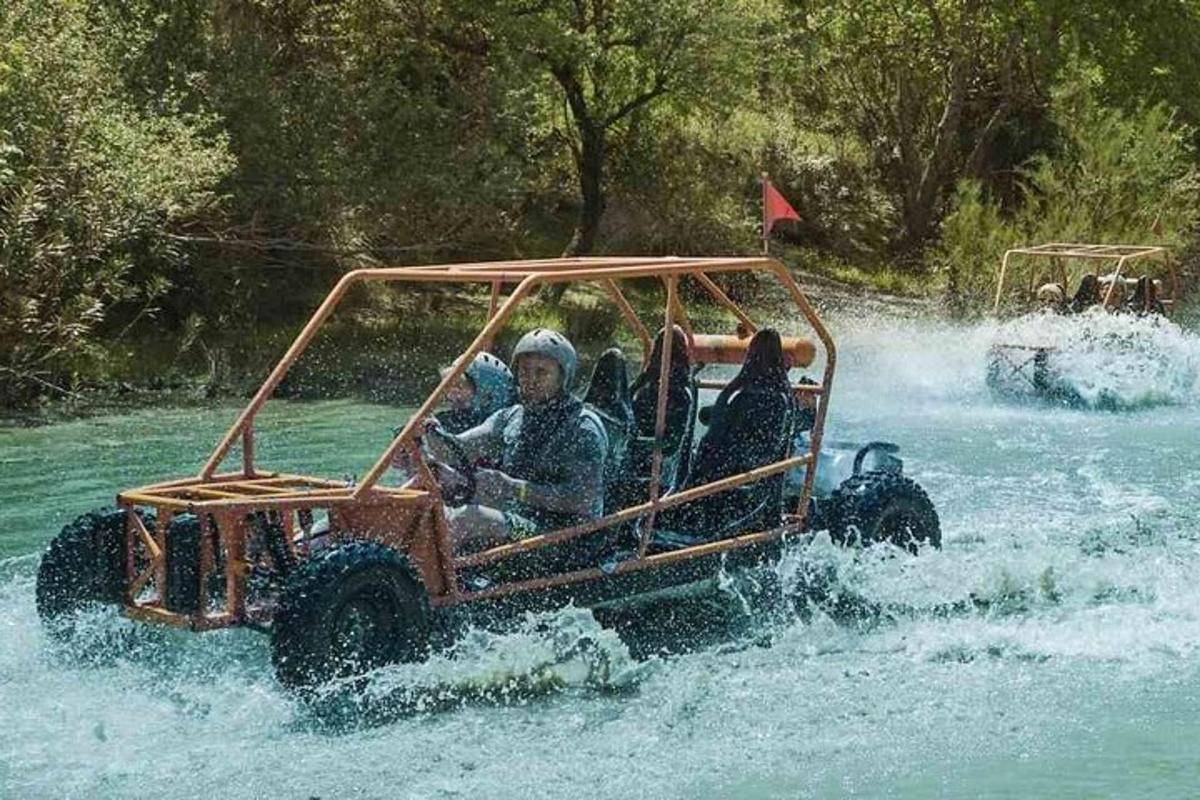 skupina ljudi, ki se vozijo v džipu po vodi