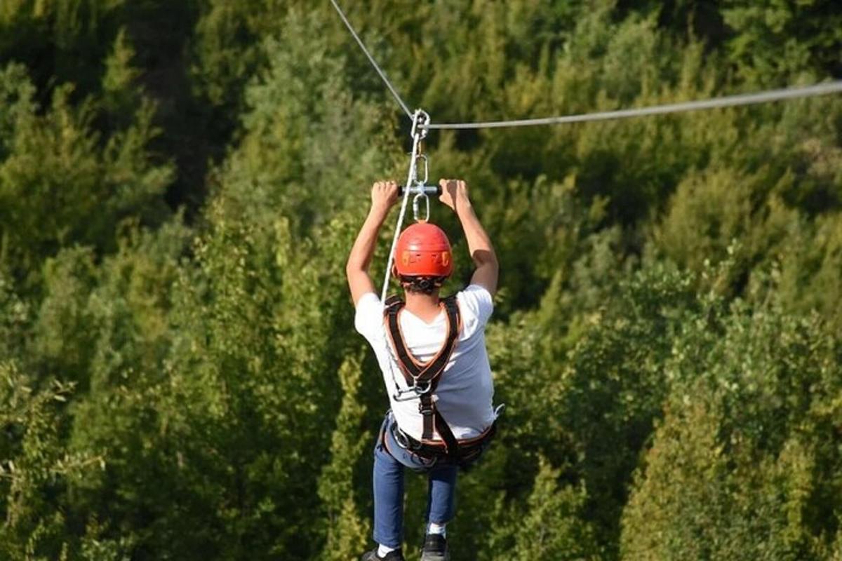 žena visí na zip laně