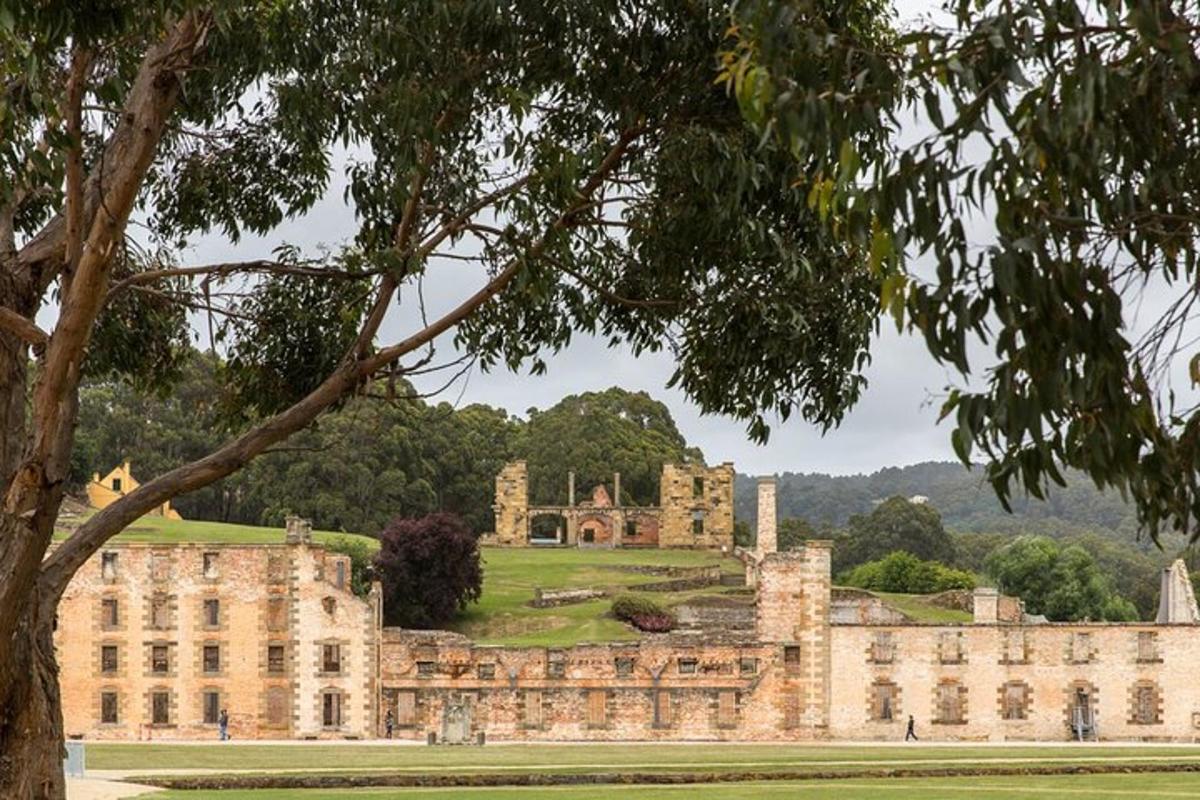 Un gran edificio con un castillo al fondo.
