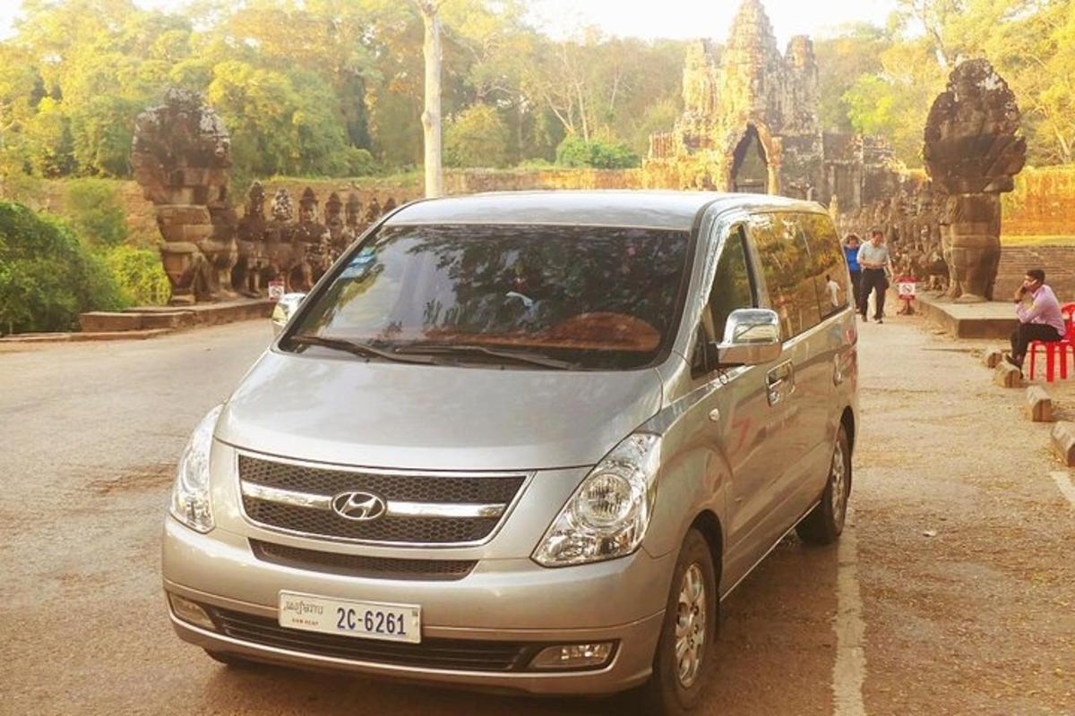 ein silberner Lieferwagen, der vor einem Tempel geparkt ist