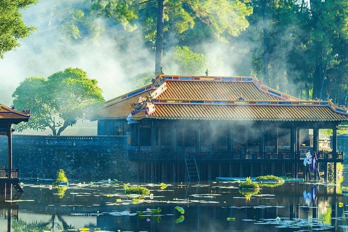 un edificio su un lago con ninfee nell'acqua