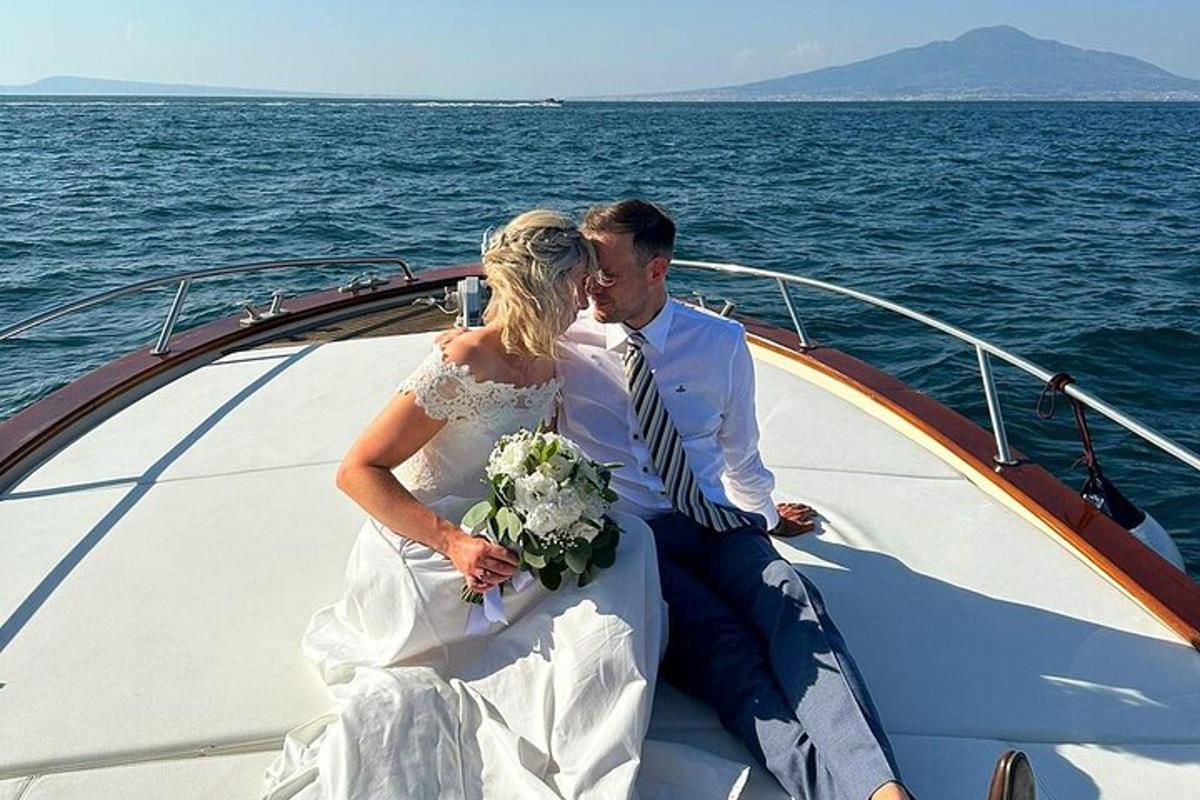 Una novia y un novio sentados en un barco