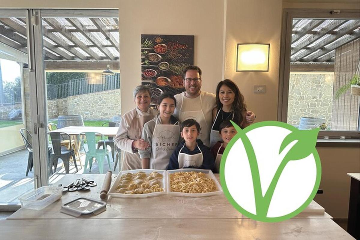 uma família em pé em frente a uma mesa com uma pizza