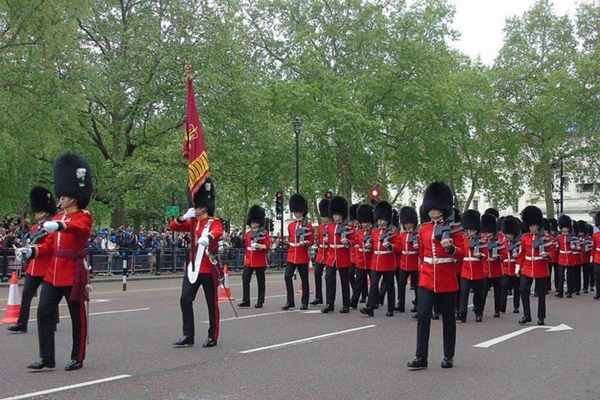 una banda de música amb uniformes vermells en una desfilada