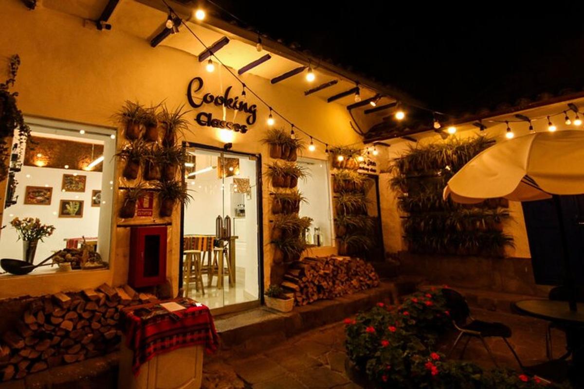butik girişi yazan bir tabelaya sahip bir restoran