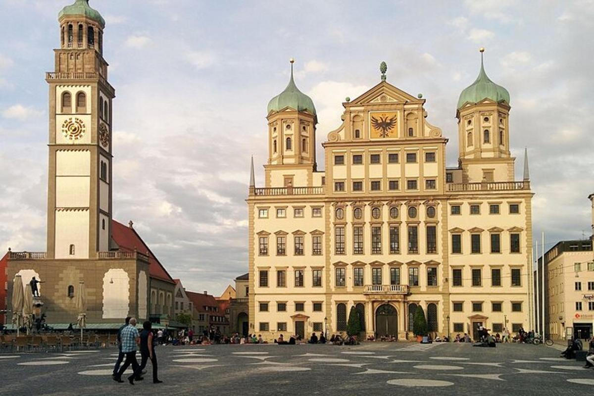 um grande edifício com uma torre do relógio na frente