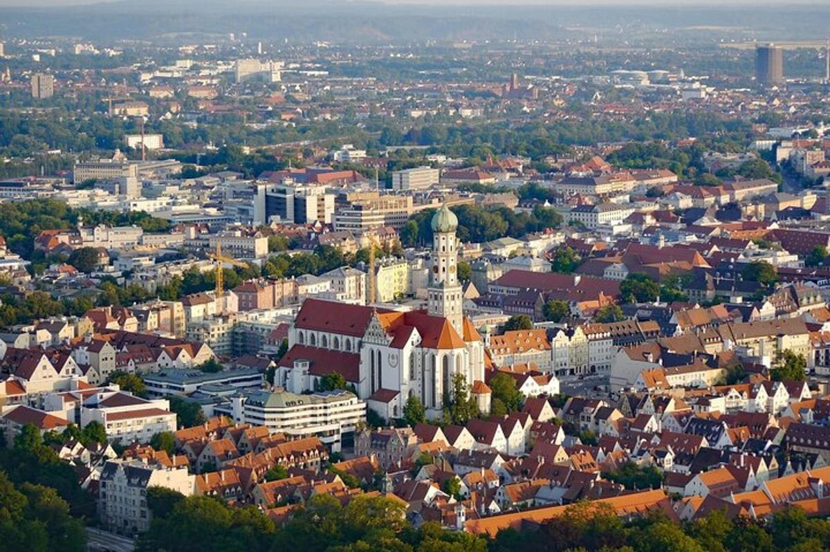 uma vista aérea de uma cidade com uma igreja
