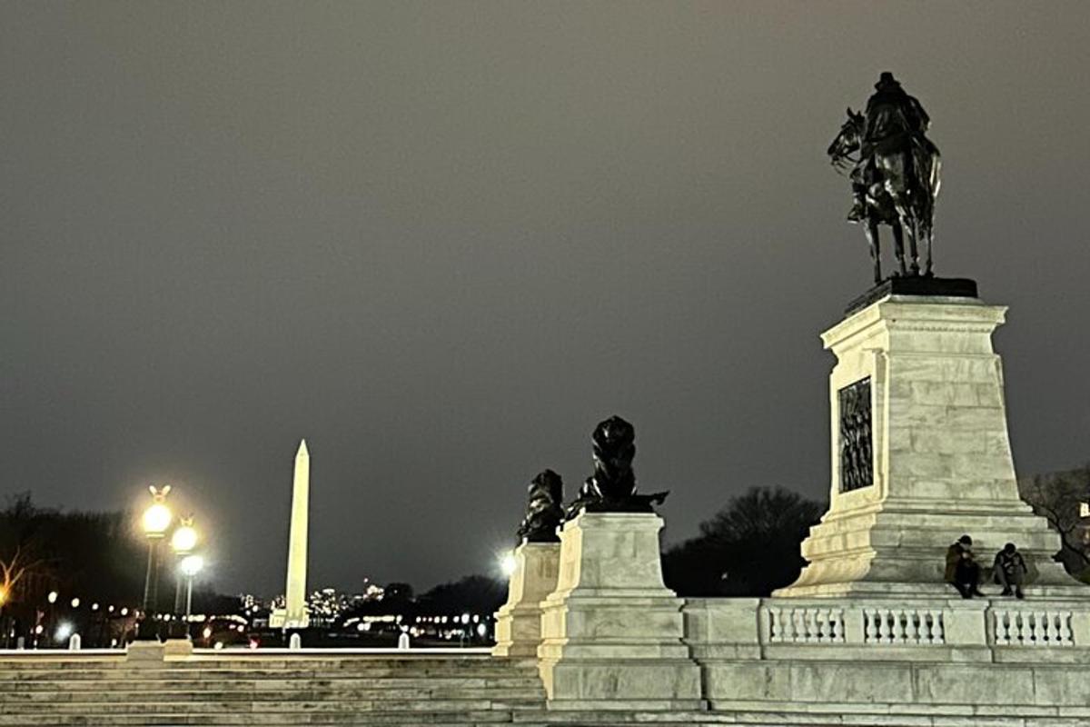 monument, millel on hobuse seljas oleva mehe kuju