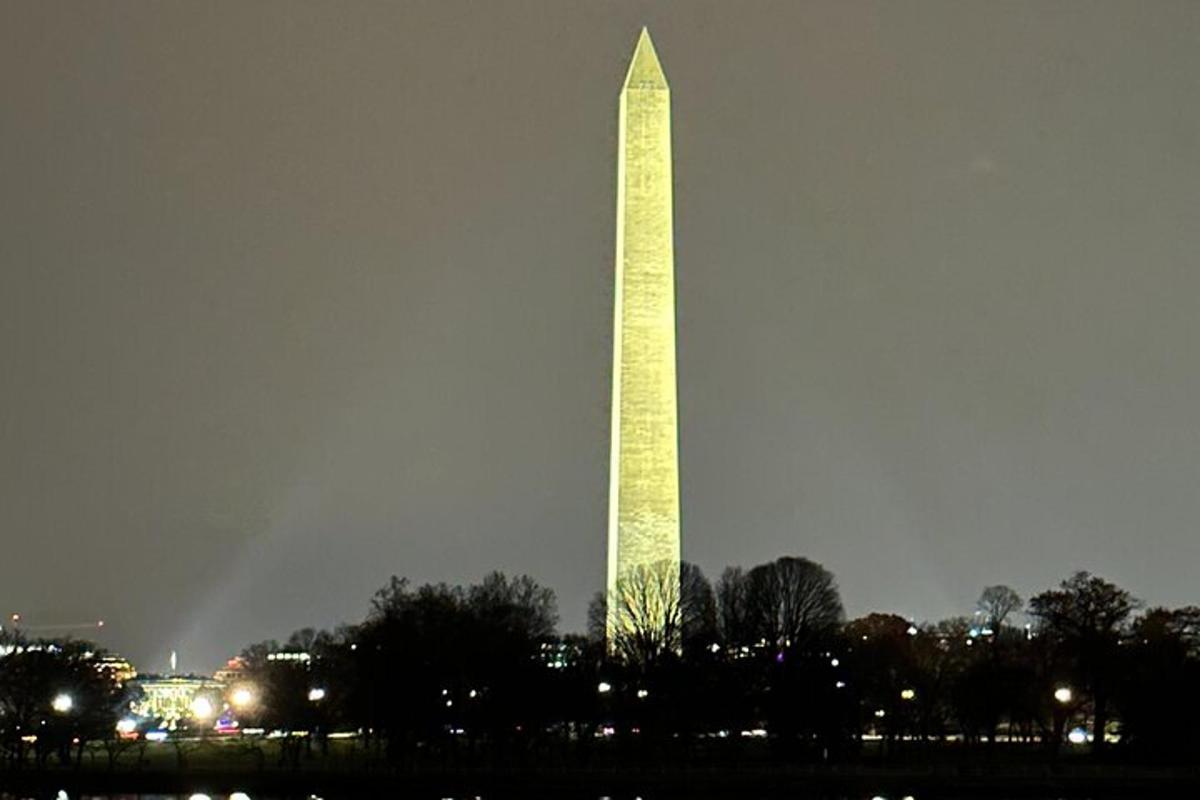 öösel valgustatud Washingtoni monument