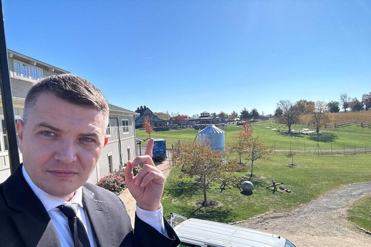 човек у оделу и кравати разговара мобилним телефоном