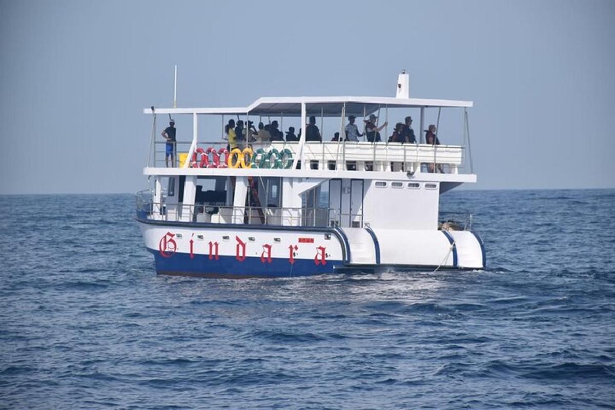 một chiếc thuyền chở đầy người trên mặt nước