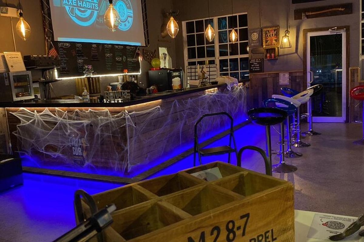 bar s modrým osvětlením v restauraci