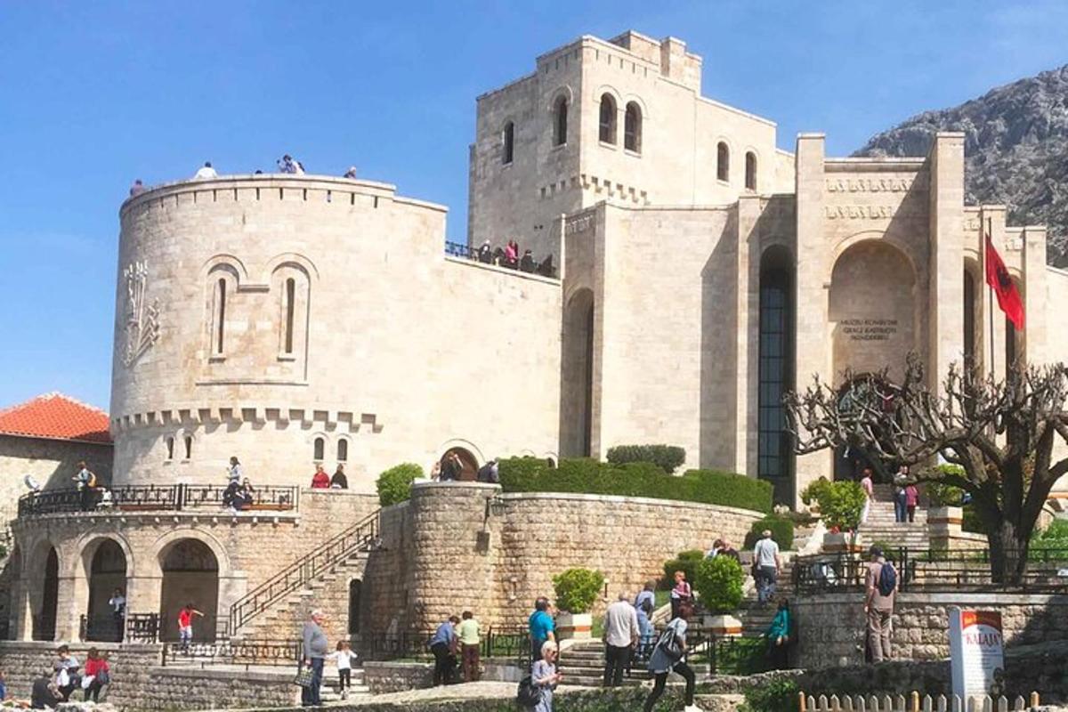 veľká budova s ľuďmi stojacimi pred ňou