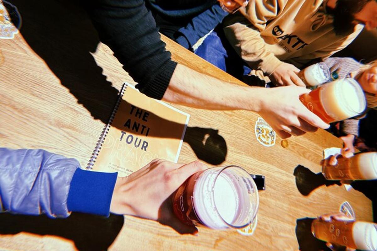 skupina lidí sedících kolem stolu s nápoji