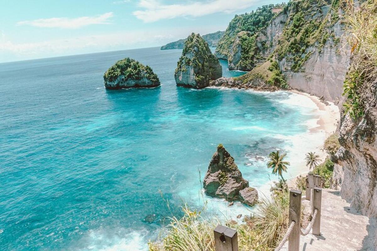 una vista di una spiaggia con rocce e l'oceano