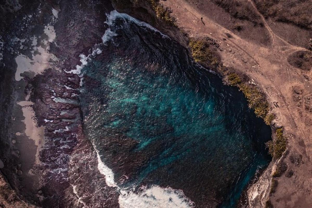 una vista aerea di una spiaggia con l'oceano