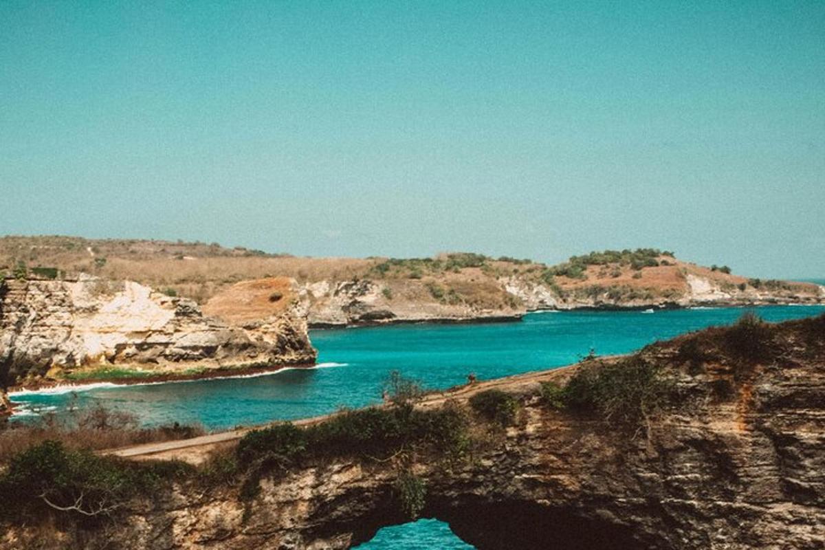 uno specchio d'acqua con rocce e acqua blu
