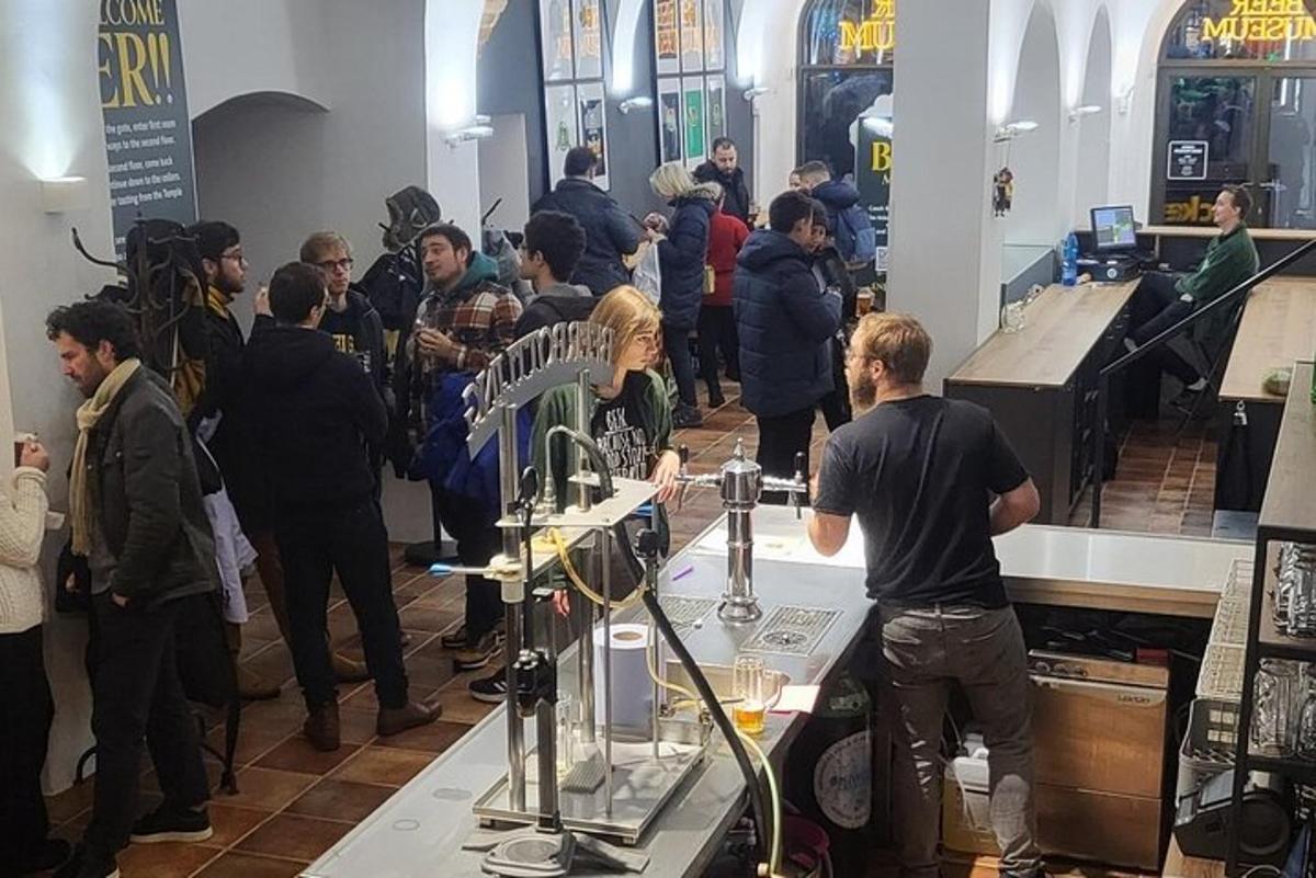 een groep mensen die in een kamer rondstaan