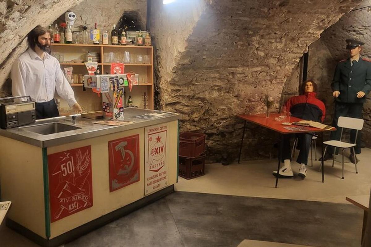 een man die in een keuken staat met een aanrecht in een grot