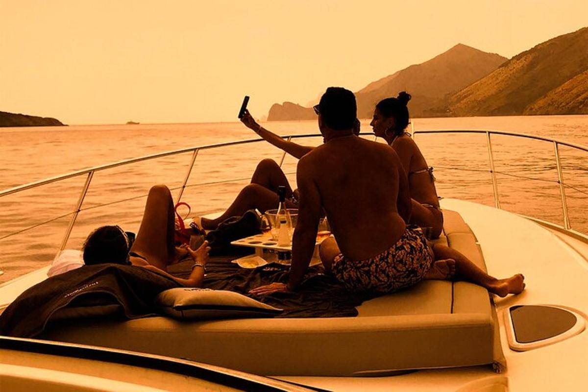 um grupo de pessoas sentadas na parte de trás de um barco