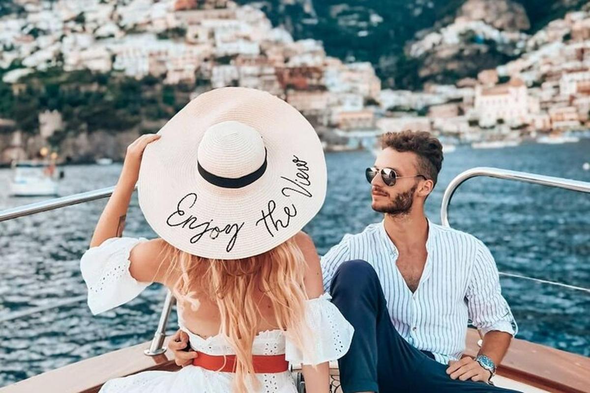 um homem e uma mulher sentados em um barco